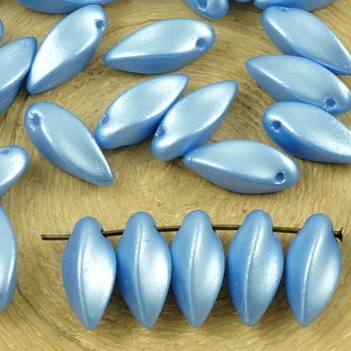 24pcs pastel perle de lumière bleu saphir de pétale de fleur torsadée poignard tchèque perles de ver sku-35627