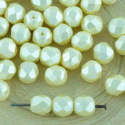 40pcs de perles pastel blanc crème rondes à facettes feu poli entretoise de verre tchèque de 6mm sku-34610