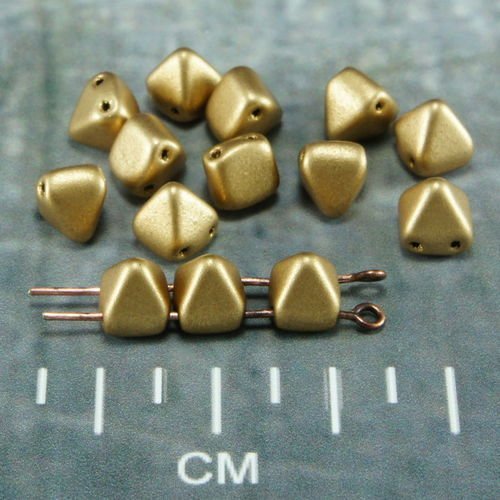 Métallique mat bronze or pâle pyramide goujon deux trou de verre tchèque perles de 6mm x 6mm 16pcs sku-26394