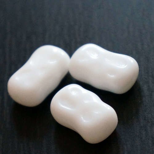 Blanc opaque brique de verre tchèque perles sculptées rectangle en pointillés plate 16 mm x 10 mm 10 sku-16444
