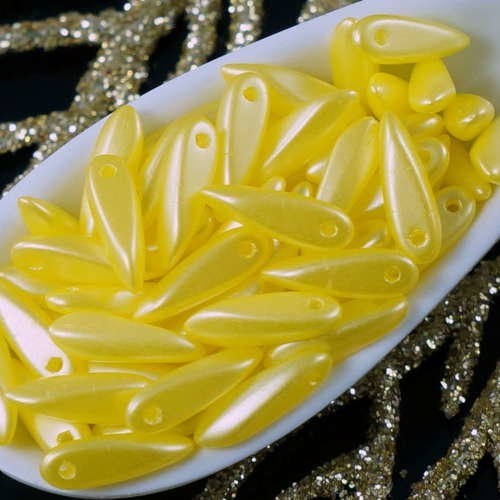 50pcs petit soyeux pastel jaune verre tchèque poignard de perles de feuille de pétales de 11mm x 3mm sku-18908