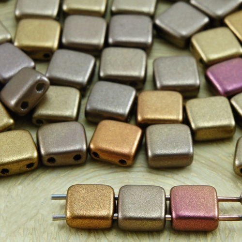 40pcs mat métallisé or arc-en-ciel mix tuile plate carrée 2 deux trou de verre tchèque perles de 6mm sku-33820