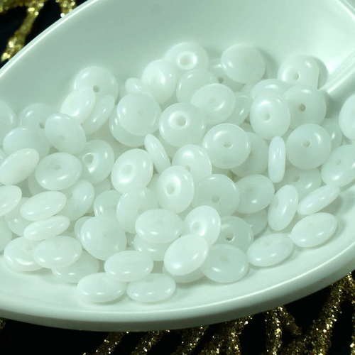 Petit blanc opaque verre tchèque disque plat rondelle perles de de tissage un trou de 6mm 11g 100pcs sku-21474