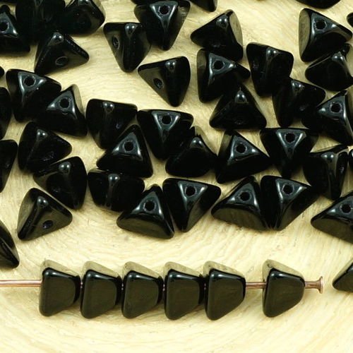 50pcs opaque noir de jais grand demi-pincée triangle entretoise tchèque perles de verre de 4mm x 7mm sku-35488