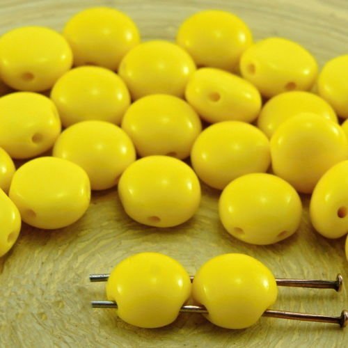 30pcs jaune opaque preciosa bonbons ronds en forme de dôme 2 deux trou de la pièce de tissage de ver sku-33585