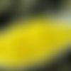 50pcs jaune opaque pincée tchèque perles de verre de 5mm sku-18792