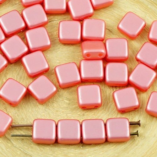 40pcs pastel perle de lumière rouge corail valentine de tuiles roses plat carré 2 deux trou de verre sku-35602