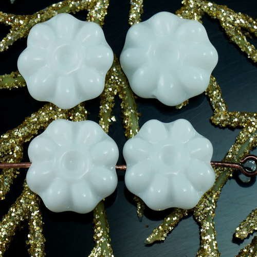 Blanc opaque verre tchèque plat fleur de perles de 12mm 12pcs sku-21422