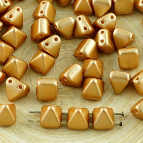 16pcs de perles pastel de l'ambre d'or de blé petite pyramide goujon 2 deux trou de verre tchèque de sku-31331