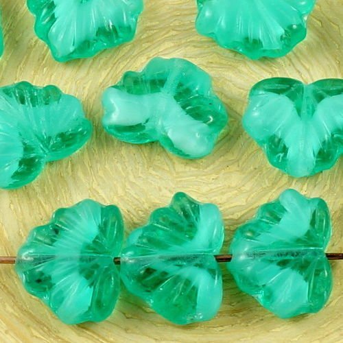10pcs cristal vert blanc rayé en mélange tchèque en verre de plat de feuille d'érable perles sculpté sku-35779