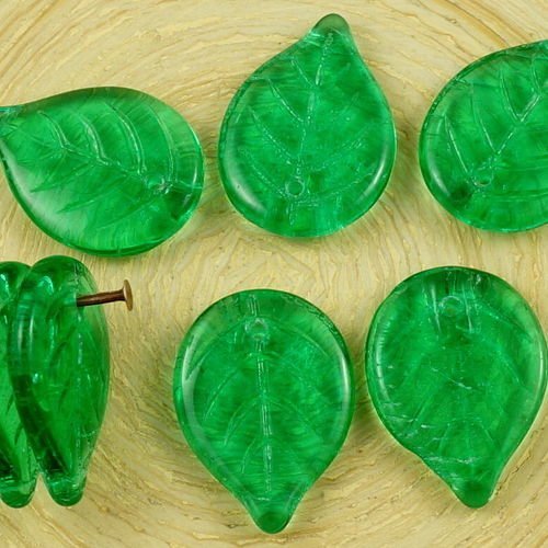 10pcs cristal vert grand plat de feuilles de verre tchèque perles sculptées 18mm x 13mm sku-35782