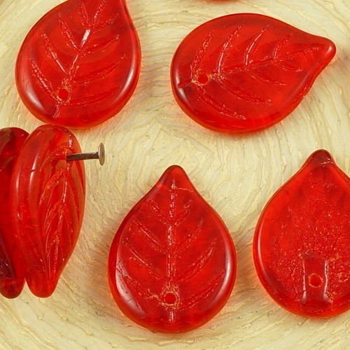 10pcs rouge cristal grand plat de feuilles de verre tchèque perles sculptées 18mm x 13mm sku-35783