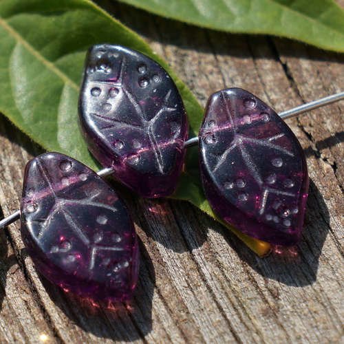 Verre violet feuille de perles tchèque de de sculpté de feuilles de plates de de sculptées 14mm x 9m sku-16369