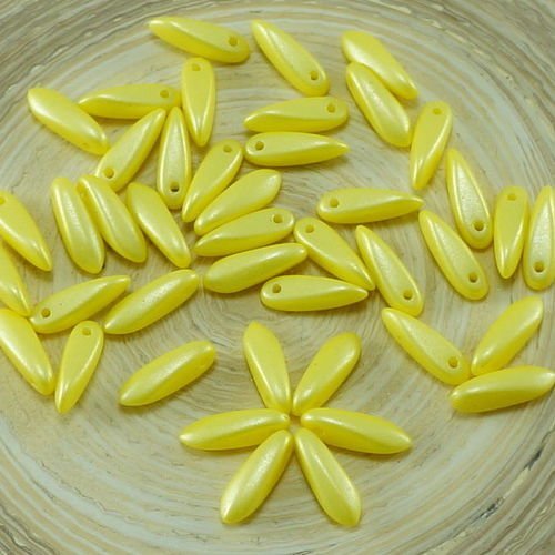 50pcs petite perle éclat d'ambre jaune verre tchèque poignard de perles de feuille de pétales de 11m sku-26918