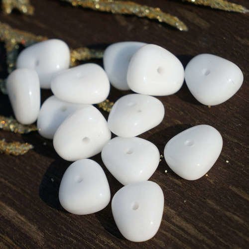 Opaque blanc ovale en verre tchèque perles écrasé blanches en de bohème les de turquoise intercalair sku-17010