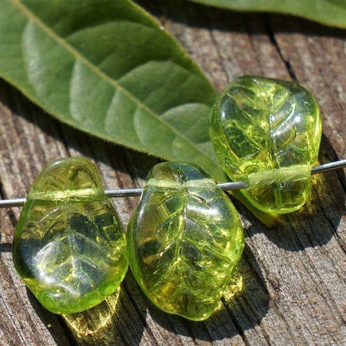 Transparent vert olive en verre de feuille de perles tchèque de perle exclusive sculpté de feuilles  sku-17064