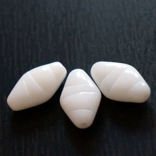 Grand blanc opaque losange perles de verre tchèque de plat noir sculptées 18mm x 11mm 6pcs sku-16988