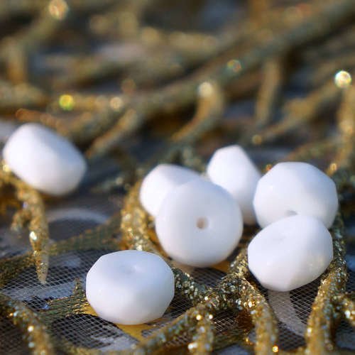 Verre blanc opaque disque perles à facettes rondes blanches plat rond de en tchèque de pièce de monn sku-17056