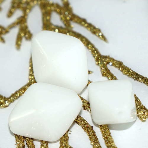 Grand blanc opaque tchèque bicone perles verre pyramide des à facettes de 18mm 6pcs sku-18043