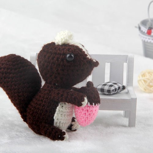 Brun rose blanc écureuil avec écrou de jouets au crochet accroché à tricoter kit amigurumi bricolage sku-40602