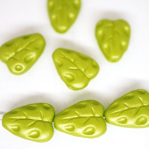 16pcs matte olive vert plat de feuilles sculptées tchèque perles de verre 12mm x 7mm sku-42740