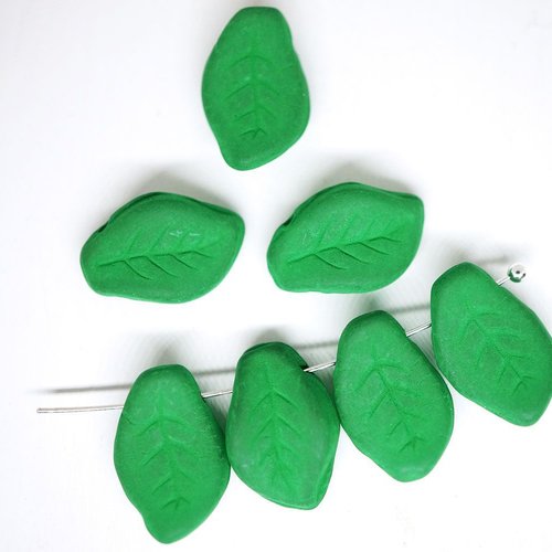 10pcs mat péridot vert agité sculpté plat de feuilles de verre tchèque perles de 9mm x 14mm sku-42741