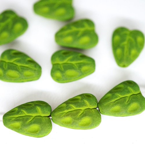 16pcs matte olive vert armée plat de feuilles sculptées tchèque perles de verre 12mm x 7mm sku-42743