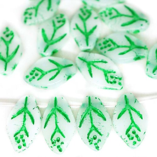 30pcs blanc vert sculpté de feuilles de la fleur de feuille de perles de verre tchèque de 7 mm x 12m sku-49378