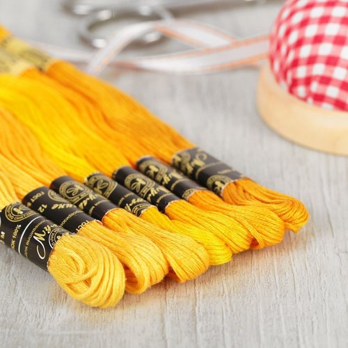 7pcs jaunes mouline fils soie écheveaux de coton de la broderie des fournitures d'artisanat 10 ± 1m sku-254532