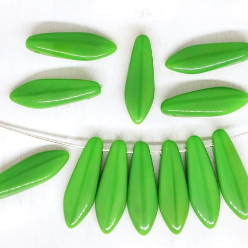 30pcs opaque chrysolite vert poignard perles de plat de feuille de de verre tchèque 5mm x 16mm sku-250224