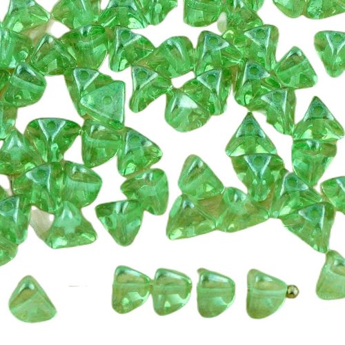50pcs cristal lustre vert clair grand demi-pincée triangle entretoise tchèque perles de verre 4mm x  sku-32178