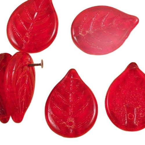 10pcs rouge cristal grand plat de feuilles verre tchèque perles sculptées 18mm x 13mm sku-35783