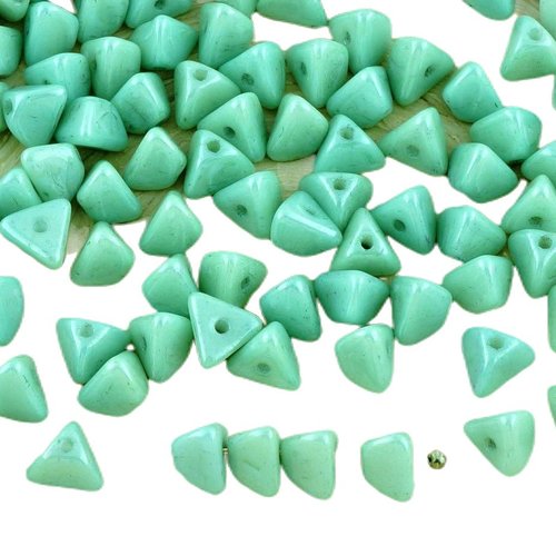 50pcs opaque vert lustre de grand demi-pincée triangle entretoise tchèque perles verre 4mm x 7mm sku-32179