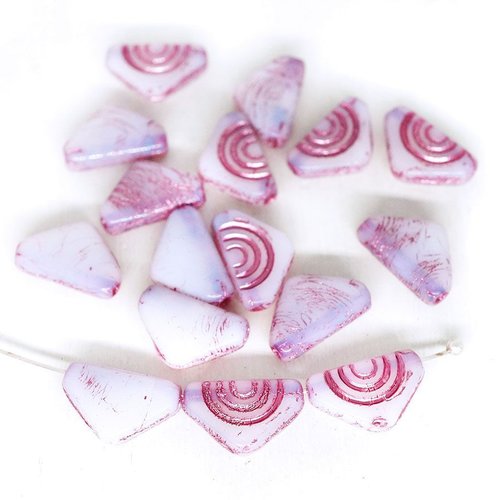 20pcs opale blanc rose laver triangle de verre tchèque plat drapeau sculpté perles 12mm x 7mm sku-100911