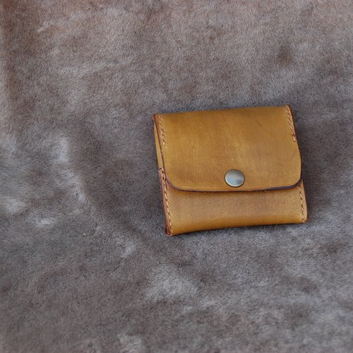 Porte monnaie carré en cuir de couleur marron moyen