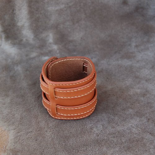 Bracelet de force en cuir  de vachette marron clair, artisanal, ajustable et en cuir véritable. haut de gamme pour homme et femme.