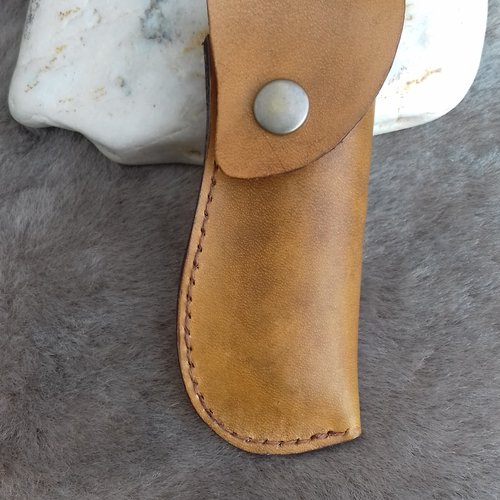 Etui à couteau en cuir pour couteau de 10 cm à porter à la ceinture.