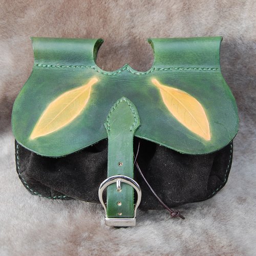 Escarcelle en cuir de style médiéval avec feuilles incrustées spécial cordes.