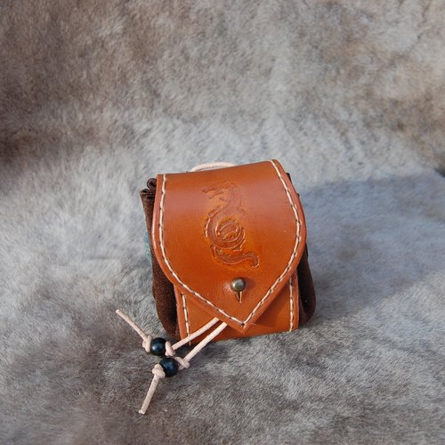 Bourses en cuir avec motifs médiévaux patinés et dorés