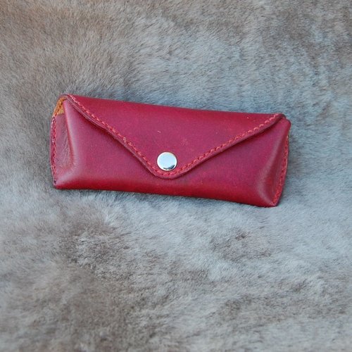 Etui à lunettes en cuir tannage végétal teinté pourpre