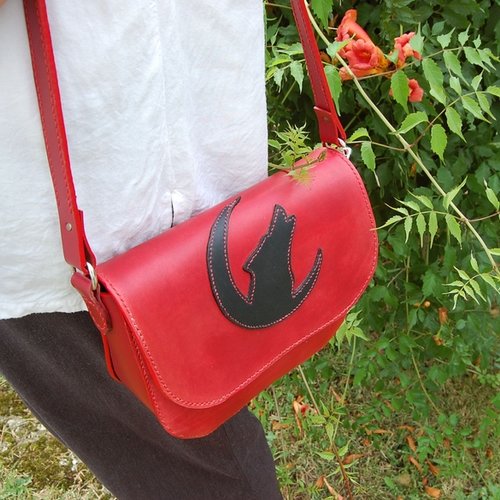 Sac à main en cuir tannage végétal teinté rouge avec motif loup sur le rabat