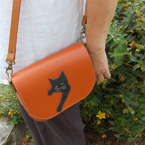 Sac à main en cuir tannage végétal fauve avec motif chat sur le rabat