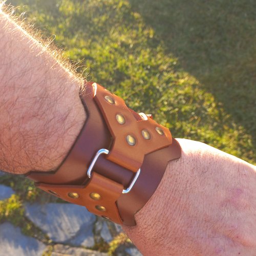 Bracelet de force en cuir style médiéval clouté.