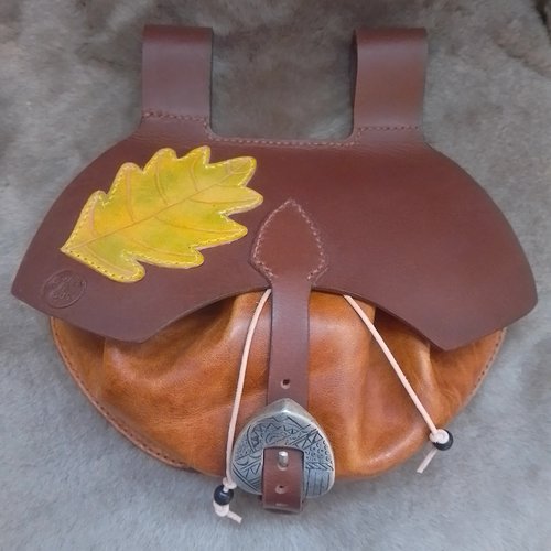 Escarcelle feuille de chêne en cuir teinté au charme forestier