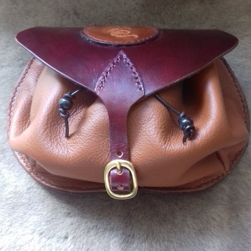 Escarcelle en cuir bordeau et marron motif dragon