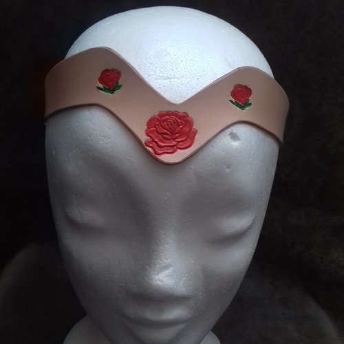 Diadème en cuir avec roses peintes.