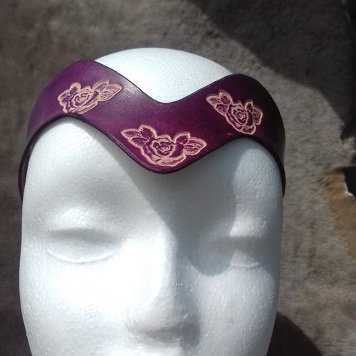 Diadème en cuir teinté pourpre et motifs roses