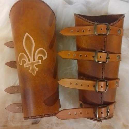 Canons avant bras en cuir motif lys