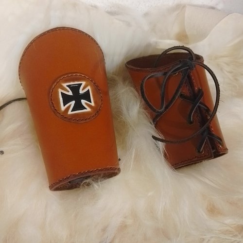Manchettes en cuir fauve avec croix de malte