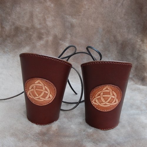 Canons avant bras en cuir motif triquetra